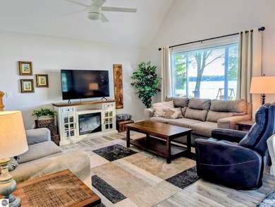 Beautiful, newer 3 bed, 2 bath home situated on 50-ft of - photo 9