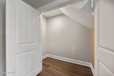 Welcome to an extraordinary new construction waterfront home - photo 31
