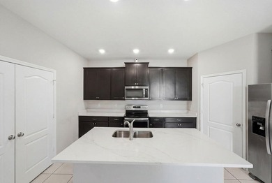 Welcome to this spacious 4-bedroom, 2-bathroom townhome built in - photo 9