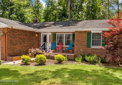 ALL BRICK HOME! Situated on a quiet cul-de-sac street with - photo 6