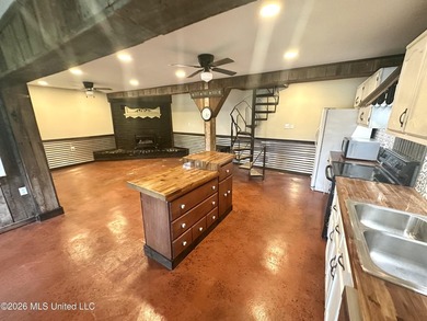 Welcome to the Lake! New listing right on the water perfect for - photo 4