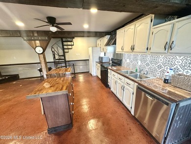 Welcome to the Lake! New listing right on the water perfect for - photo 6