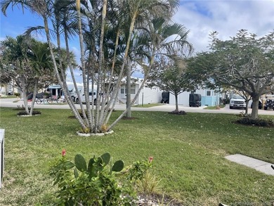 Welcome to Paradise !! This 2-bedroom, 1.5-bath, Beach themed - photo 4