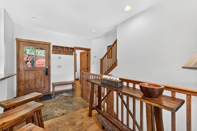 Welcome to 14 Golden Bench Court, where mountain elegance meets - photo 14