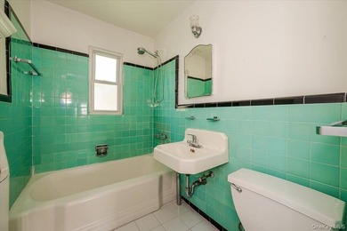 Welcome to 812 Swinton Ave, Bronx NY 10465! This tastefully - photo 28