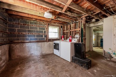 Welcome to 812 Swinton Ave, Bronx NY 10465! This tastefully - photo 32