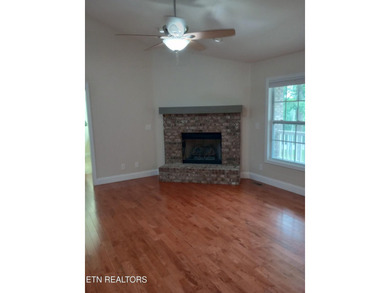 Beautiful all brick home on large lot in great neighborhood with - photo 4