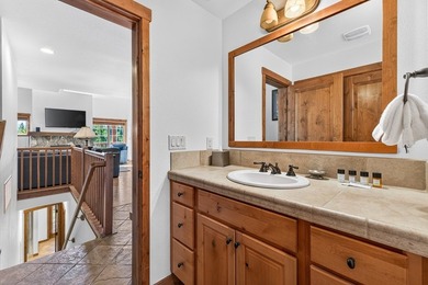 Welcome to 14 Golden Bench Court, where mountain elegance meets - photo 42