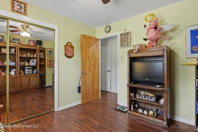 Move in ready, meticulously kept home located just minutes from - photo 18