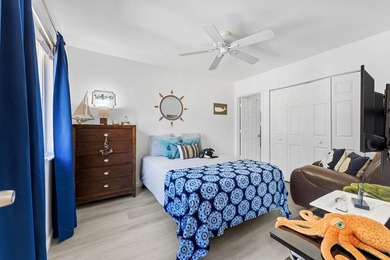 Welcome to this tastefully updated townhome offering comfort - photo 25