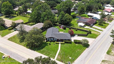 Move in ready, meticulously kept home located just minutes from - photo 27