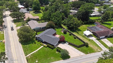 Move in ready, meticulously kept home located just minutes from - photo 34