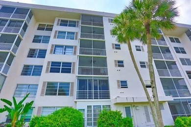 Beautifully well maintained condo by the owners. Great location - photo 7