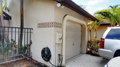 Beautifully maintained townhome in Valencia Townhomes featuring - photo 3