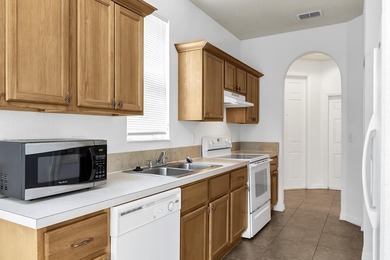 This beautifully maintained 3-bedroom, 2-bathroom end-unit - photo 19