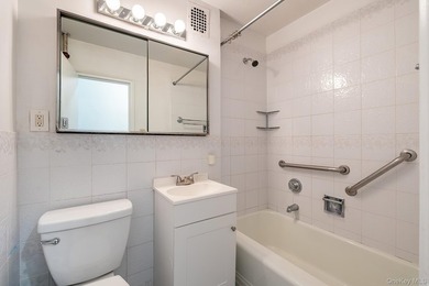 Spacious 2 bedroom conveniently located in Spuyten Duyvil with - photo 13