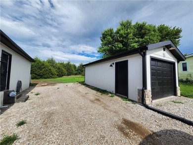 Don't miss this charming brand-new home, perfect for a summer - photo 15