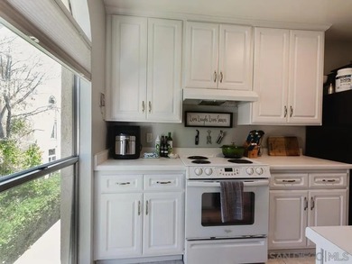 THIS IS A MUST SEE! Beautiful turnkey ready for move-in 1 Bed, 1 - photo 13