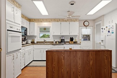 Welcome to this spacious, triple wide home, turnkey furnished - photo 22