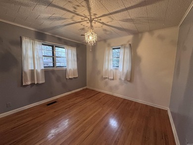 New photos! Welcome to this charming 3-bedroom, 1.5-bath ranch - photo 19