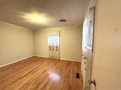 New photos! Welcome to this charming 3-bedroom, 1.5-bath ranch - photo 23