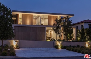 Located on one of Brentwood's most coveted streets and moments - photo 1