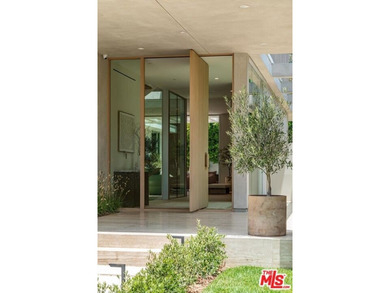 Located on one of Brentwood's most coveted streets and moments - photo 3