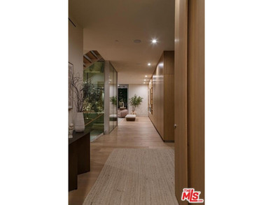 Located on one of Brentwood's most coveted streets and moments - photo 4
