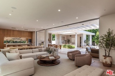 Located on one of Brentwood's most coveted streets and moments - photo 8