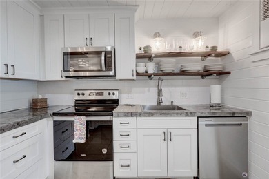 Beautiful coastal cottage, completely remodeled, new 40yrroof,AC - photo 13