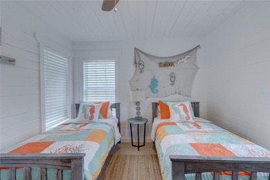 Beautiful coastal cottage, completely remodeled, new 40yrroof,AC - photo 29