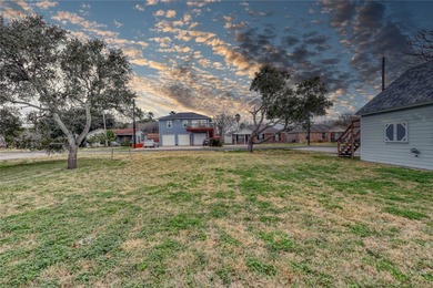 Beautiful coastal cottage, completely remodeled, new 40yrroof,AC - photo 30