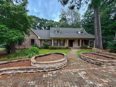 Welcome home to this charming 3-bedroom, 2.5 bath home in the - photo 2