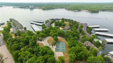 Outstanding lakeview condo in a beautifully maintained - photo 31