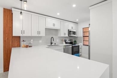 Stunning renovated downstairs 2/2 condo overlooking a beautiful - photo 3