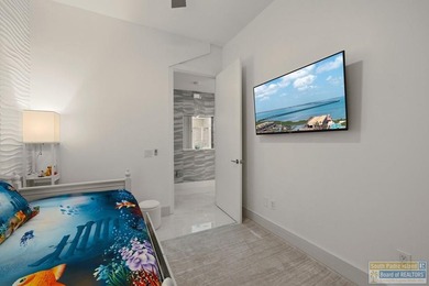 Fully Renovated 27th-Floor Beachfront Luxury Residence. This - photo 16