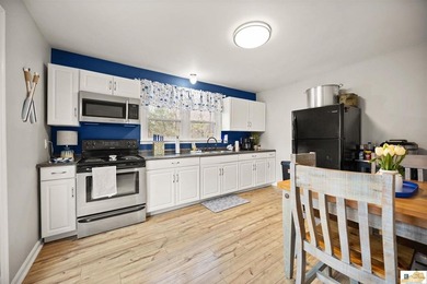 Lake House Retreat - Fully Furnished & Move-In Ready! Enjoy the - photo 7
