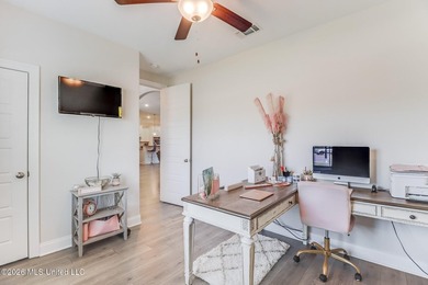 Welcome to your private retreat in the sought-after Palmetto - photo 3