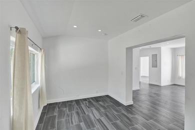 Bright, newly renovated 2-bed, 1-bath home plus versatile den in - photo 14