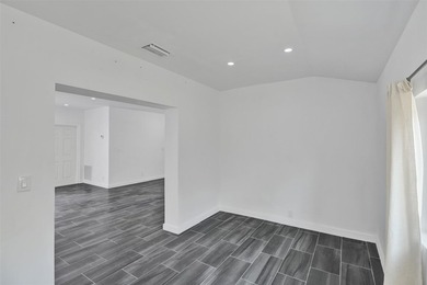 Bright, newly renovated 2-bed, 1-bath home plus versatile den in - photo 15