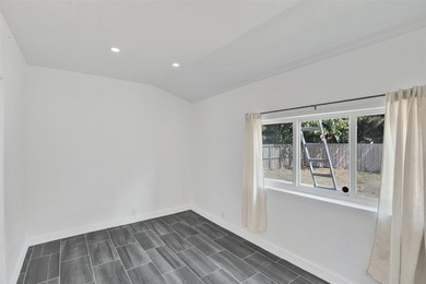 Bright, newly renovated 2-bed, 1-bath home plus versatile den in - photo 16