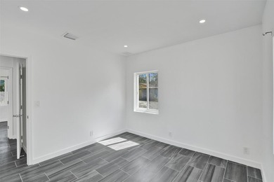 Bright, newly renovated 2-bed, 1-bath home plus versatile den in - photo 18