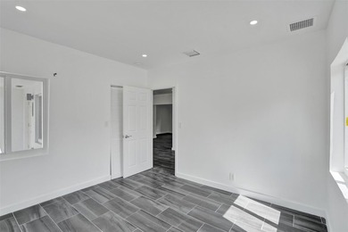 Bright, newly renovated 2-bed, 1-bath home plus versatile den in - photo 19