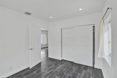 Bright, newly renovated 2-bed, 1-bath home plus versatile den in - photo 24
