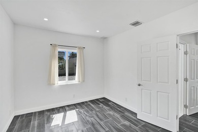 Bright, newly renovated 2-bed, 1-bath home plus versatile den in - photo 25
