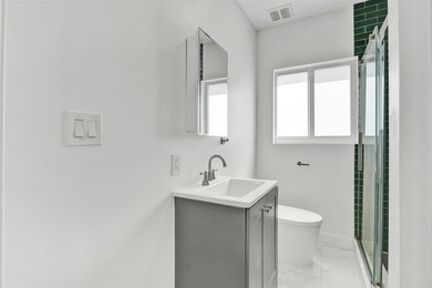 Bright, newly renovated 2-bed, 1-bath home plus versatile den in - photo 26