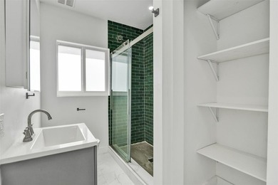 Bright, newly renovated 2-bed, 1-bath home plus versatile den in - photo 27