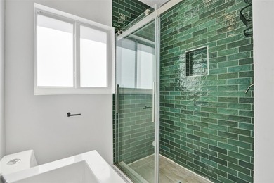 Bright, newly renovated 2-bed, 1-bath home plus versatile den in - photo 28