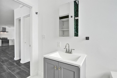 Bright, newly renovated 2-bed, 1-bath home plus versatile den in - photo 29