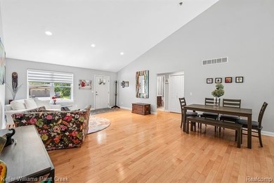 WELCOME HOME !! Fabulous Modern & Easy to Maintain 3 Bedroom 2 - photo 3